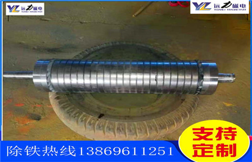 石英砂除鐵磁選機(jī)的性能特點(diǎn)_釩鈦鐵礦石英砂除鐵磁選機(jī)的性能特點(diǎn)型號(hào)參數(shù)及磁場(chǎng)強(qiáng)度，石英砂除鐵磁選機(jī)按磁場(chǎng)的強(qiáng)度分強(qiáng)磁除鐵機(jī)和低磁除鐵機(jī)，強(qiáng)磁除鐵機(jī)的磁場(chǎng)強(qiáng)度在12000高斯到15000高斯之間，低磁除鐵機(jī)的磁場(chǎng)強(qiáng)度在3000高斯左右。不同的礦物的則需要不同的選礦設(shè)備，結(jié)構(gòu)性質(zhì)的不同來(lái)選擇不同的磁場(chǎng)。遠(yuǎn)力磁電的磁選設(shè)備型號(hào)齊全，規(guī)格標(biāo)準(zhǔn)，質(zhì)量可靠，是廣大礦山公司的理想合作伙伴。 一、石英砂除鐵磁選機(jī)的性能特點(diǎn)_釩鈦鐵礦石英砂除鐵磁選機(jī)的性能特點(diǎn)型號(hào)參數(shù)及磁場(chǎng)強(qiáng)度 石英砂除鐵磁選機(jī)是一種永磁除鐵器，采用超強(qiáng)稀土永磁釹鐵硼作為磁源，磁笥能穩(wěn)定，磁路設(shè)計(jì)獨(dú)特，此除鐵器磁力強(qiáng)，磁場(chǎng)梯度高，吸力遠(yuǎn)大于國(guó)標(biāo)除鐵器;具有自動(dòng)糾偏功能的腰鼓形滾筒，全密封鑄鋼軸承座，保證除鐵器在各種惡劣環(huán)境下長(zhǎng)期無(wú)故障工作。其廣泛應(yīng)用于煤礦、碼頭、火力發(fā)電、水泥、建材等行業(yè)。 二、石英砂除鐵磁選機(jī)的性能特點(diǎn)_釩鈦鐵礦石英砂除鐵磁選機(jī)的性能特點(diǎn)型號(hào)參數(shù)及磁場(chǎng)強(qiáng)度性能特點(diǎn): 1、采用計(jì)算機(jī)模擬磁路設(shè)計(jì)，磁場(chǎng)分布不合理，透磁深度大。 2、除鐵器本體比電磁除鐵器簡(jiǎn)化，不需勵(lì)磁電源，不需冷卻系統(tǒng)。 3、省電節(jié)能，故障率低。 4、操作簡(jiǎn)單，運(yùn)行安全可靠