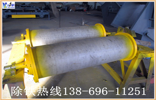 1.干式永磁滾筒采用人民共和國機械工業(yè)標準“JB / 7895-1999”,采用稀土復合磁性系統(tǒng),并采用高強度膠(J-39)粘結和環(huán)氧灌注,磁性表面用不銹鋼加強膠膠掛膠,不脫落.氣缸兩端的密封墊圈涂有塑料密封,確保無水;整體采用先進的技術和合理的結構.經過特殊設計,使的磁場強度分布更為合理,分選效果更明顯. 2.此碎鋼磁選機永磁筒體機身通過特殊設計,不易堵塞材料,運行材料.通過半逆流類型.